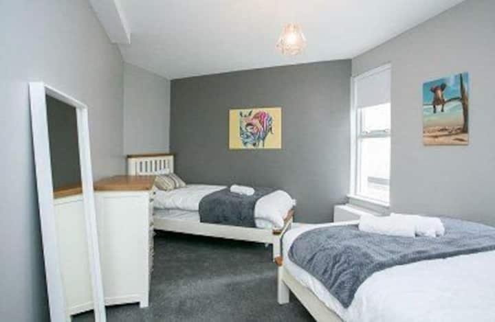 Amazing 3 Bedroom Home, Prime Bt1 Postcode And City Centre Location Belfast Exterior foto